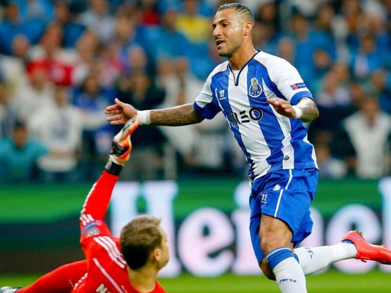 2- الجناح البرتغالي ريكاردو كواريزما: يتمتع بسرعة استثنائية ومهارات فردية يُحسد عليها، ولكنه لم ينجح مع ذلك في ترك بصمته عالمياً رغم لعبه في صفوف سبورتنغ لشبونة وبرشلونة وبورتو وإنتر وتشلسي وبيشكتاش والأهلي الإماراتي.