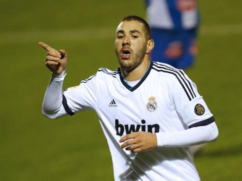 الفرنسي كريم بنزيمة (ريال مدريد): تابعه مسؤولو أكبر الأندية خلال بداياته مع ليون ليقرر الانتقال عام 2009 إلى ريال مدريد الذي اشتراه بـ 35 مليون يورو ناهيك عن المكافآت، لم يستطع يوماً فرض نفسه بالشكل المطلوب على الرغم من موهبته وقدرته على التسجيل ومساندة زملائه.