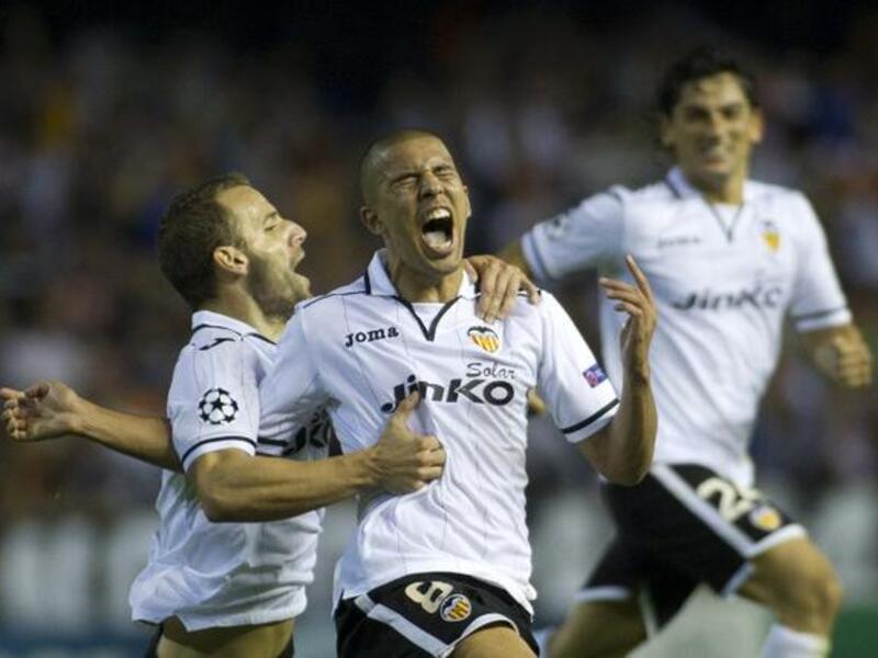 الجزائري سفيان فيغولي (فالنسيا): بدأ مسيرته الاحترافية في صفوف غرونوبل عام 2007، وجاءته فرصة الاحتراف في الدوري الإسباني مع الخفافيش عام 2010 الذي أعاره لآلميريا مؤقتاً ثم اعتمد عليه هذا الموسم بصورةٍ كبيرة بعد الأداء المقنع الذي قدمه.