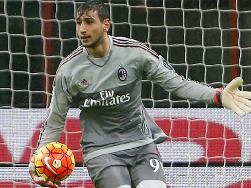 الحارس الإيطالي جيانلويجي دوناروما (ميلان): يبلغ من العمر 16 عاماً، يعد اللاعب الأصغر على الإطلاق الذي يشارك في السيري آ بهذه القوة، استطاع أن يصبح لاعباً رئيسياً مع فريقه على حساب دييغو لوبيز، تمت مقارنته بالأسطورة جيانلويجي بوفون الذي يعد قدوته العليا.