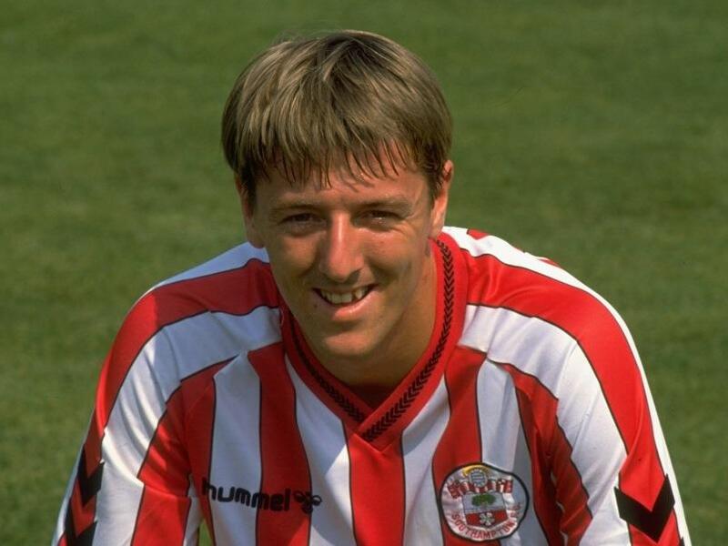 لاعب الوسط الإنجليزي مات لو تيسيي (ساوثهامبتون): بقي في ناديه 16 عاماً ورفض العروض بسبب ولائه الشديد ورغبته في أن يبقى نجم النادي الأوحد، لقب بالفنان، سجل العديد من الأهداف الرائعة، تحرك بأسلوب غير متوقع، تعامل مع الكرة بأريحية، أبرز مبارياته كانت أمام نيوكاسل عام 1993.