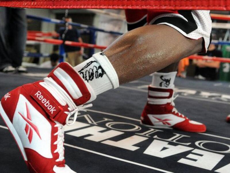 يرتدي أي زوج جديد من الأحذية مرة واحدة فقط ويترك الأحذية لاحقاً في غرف الفنادق التي ينزل بها حتى يستفيد منها الموظفون العاملون فيها.