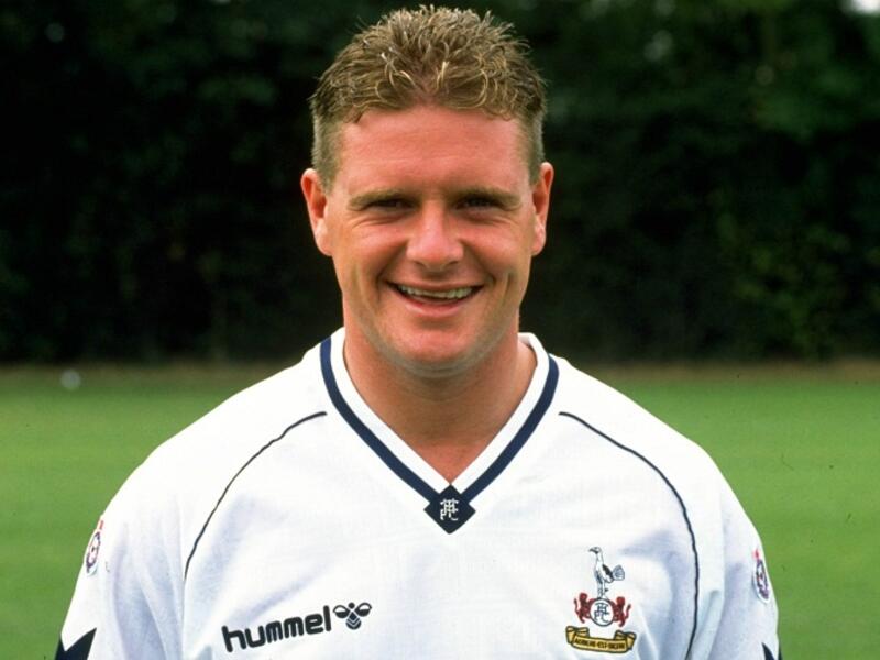 7- لاعب الوسط الإنجليزي بول غاسكوين: فشل في تقديم ما كان مأمولاً منه، إذ عُرف بمزاجه الحاد وطبيعته التنافسية الخشنة، لعب في صفوف نيوكاسل وتوتنهام ولاتسيو ورينجرز وإيفرتون.