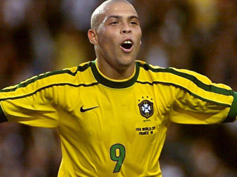 رونالدو: أفضل المهاجمين في التاريخ، فاز بكأس العالم مرتين 1994 و2002، تميز بمهارته وتحركاته غير المتوقعة وتعرض لإصابات خطيرة أثرت على مسيرته، أفضل لاعب في العالم 1996 و1997 و2002، احترف في صفوف كروزيرو وآيندهوفن وبرشلونة وإنتر وريال وميلان، أنهى مسيرته بكورينثيانس في فبراير.