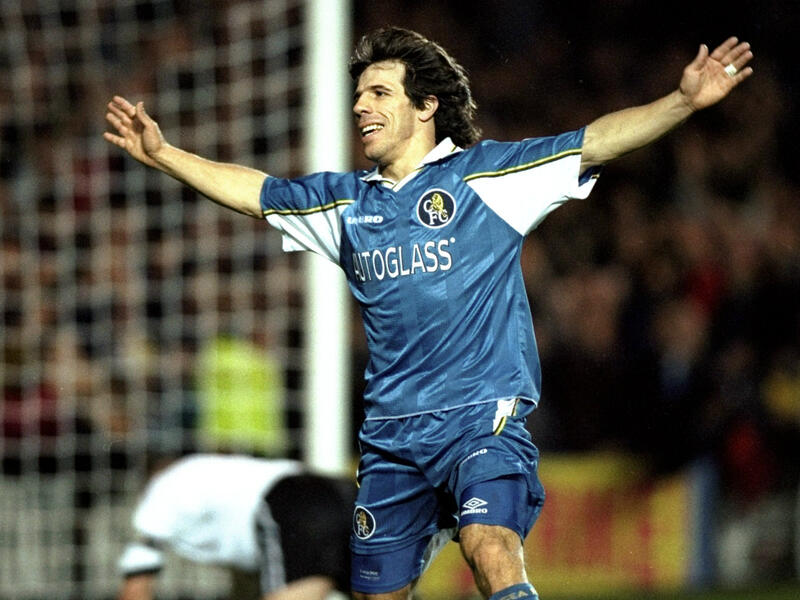 المهاجم الإيطالي جيانفرانكو زولا (تشلسي): من أفضل مهاجمي بلاده، تميز بالمباغتة والأناقة فضلاً عن امتلاكه للكثير من المهارات والفنيات، أجمل أهدافه ذلك الذي سجله في شباك نوريتش سيتي ضمن كأس الاتحاد عام 2002 حين سرق الأنظار بركلة دخلت المرمى من بين ساقي حارس الخصم.