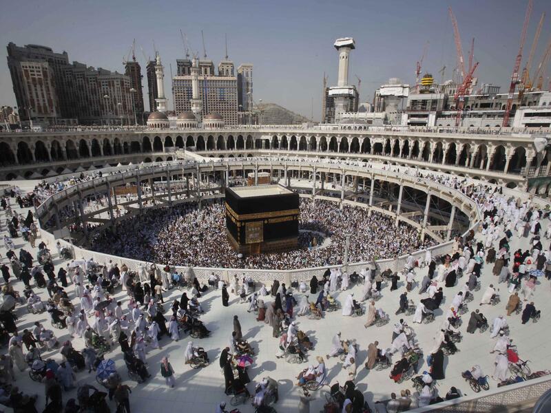 المرتبة الاولى: المسجد الحرام أعظم مسجد في الإسلام ويقع في مكة المكرمة يالسعودية تتوسطه الكعبة المشرفة والتي هي أول بيت وضع للناس على وجه الأرض ليعبد الخلق الله وهذه هي أعظم بقعة في الأرض عند المسلمين وهو قبلة مليار مسلم في صلاتهم وإليه يحجون سنويا.