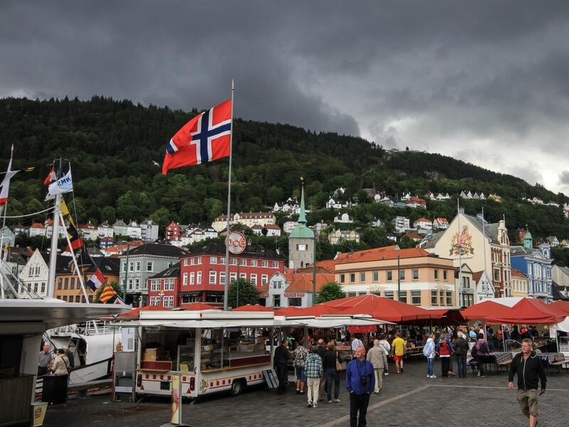 النرويج: الناس يعيشون حياتهم أفضل في النرويج، حيث أن غالبيتهم يكسبون المال، وعلى مستوى عال من التعليم، ويعيشون في المتوسط 82 عاما.