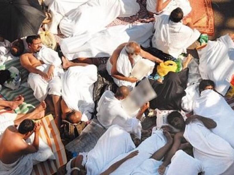 في العام 1990 وقع تدافع كبير داخل نفق منى إلى الجنوب من مكة، بعدما توقف على الأرجح نظام التهوية عن العمل، وأسفر الأمر عن مقتل 1426 حاجاً، معظمهم من الآسيويين، مات معظمهم اختناقاً.