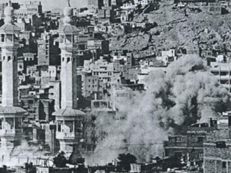 في العام 1975 أسفر حريق ضخم شب في مخيمات للحجاج قرب مكة المكرمة عن مقتل 200 شخص، ووقع الحريق إثر انفجار أسطوانة غاز، وانتشر بسرعة إلى خيام الحجاج.