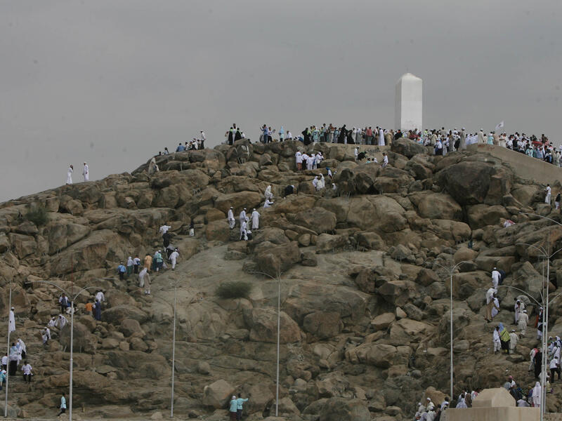 يوم عرفة هو يوم التاسع من شهر ذي الحجة، وهو أهم أركان الحج، ويعتبر من أفضل الأيام عند المسلمين إذ أنه أحد أيام العشر من ذي الحجة. فيه يقف الحُجّاج على جبل عرفة الواقع شرق مكة.  