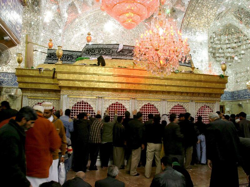 للشيعة طقوسٌ وشعائر خاصة يقومون بها طيلة الأيام العشر الأولى من محرم  ومن أهم تلك الطقوس زيارة ضريح الحسين لإضاءة الشموع وسرد قصة مقتله هو وآل بيته والبكاء واللطم فور سماعها تعبيراً عن حزنهم وألمهم العميق لحدوثها.