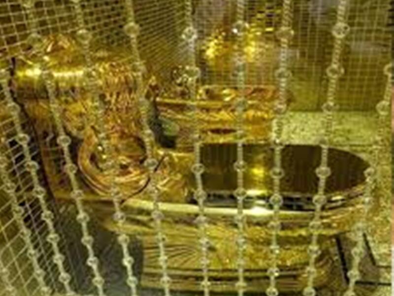 يبدو ان الترف وصل الى غرف الحمامات ليقوم أحد الشخصيات السياسية في السعودية باهداء ابنته مرحاض من اللذهب الخالص بكلفة 30 مليون ريال سعودي هدية زواجها.