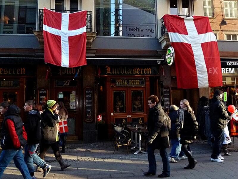 الدنمارك: قفز البلاد 7 نقاط مقارنة بمؤشر العام الماضي، ويحتل رتبة عالية في فترة الإجازة المدفوعة الأجر، حيث بلغ متوسطها 5 أسابيع من كل عام.