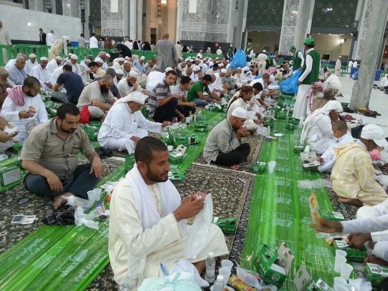 من فضائل يوم عرفة إنه يوم أقسم الله به والصيام فيه  يكفر سنتين و أنه اليوم الذي أخذ الله فيه الميثاق على ذرية آدم  وانه يوم عتق من النار ومغفرة. ويعد يوم عرفة أحد الأيام العشرة المفضلة في أعمالها على غيرها من أيام السنة