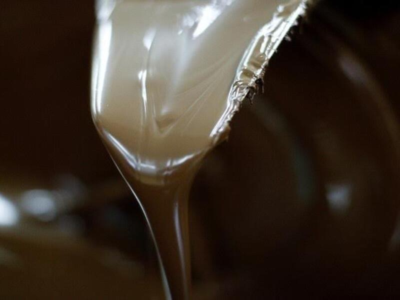 بعد 17 محاولة فاشلة للتوجه لبريطانيا تمكن لاجئ سوري من النجاة بأعجوبة من الغرق في خزان مملوء بالشوكولاتة الذائبة كان هذا الخزان هو الخيار الوحيد لنقلهم يقول هذا الرجل إنه قرر خوض هذه التجربة مع ستة لاجئين دون أن يكونو على دراية بما داخل الخزان. 