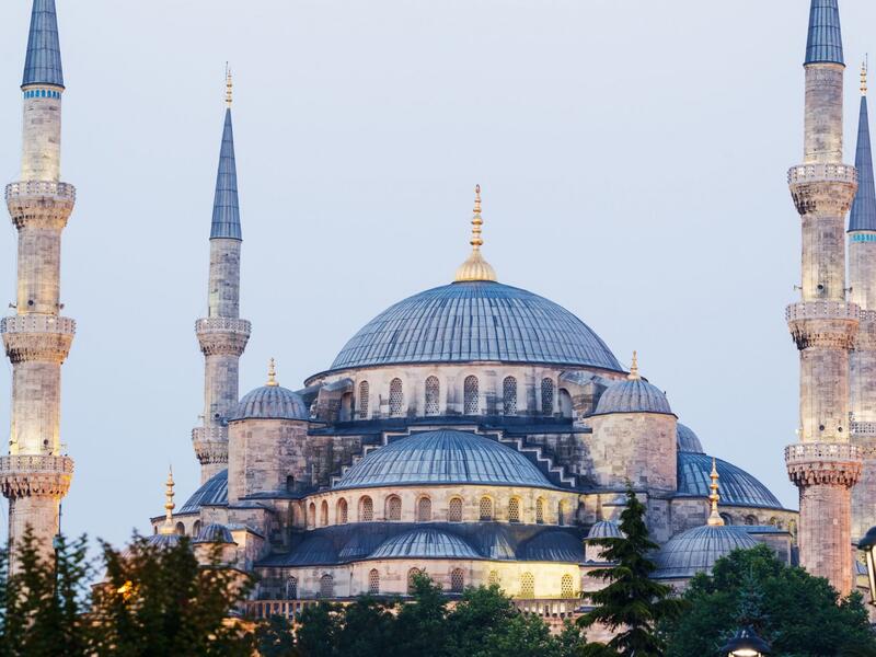 المسجد الأزرق في اسطنبول جامع السلطان أحمد أو الجامع الأزرق هو أحد أشهر المساجد في تركية.ويشتهر المسجد بعمارته المميزة حيث يعد من أهم وأضخم المساجد في العالم الإسلامي. ويحوي ست مآذن ويقام الافطار الجماعي سنويا فى النصف الاول من شهر رمضان فى المسجد وصلاة القيام