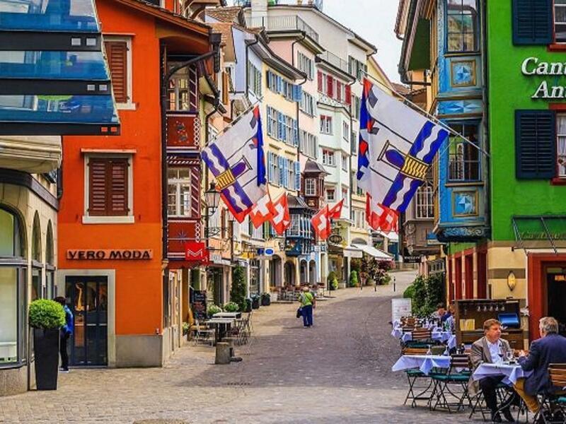 سويسرا: معدل البطالة في سويسرا تحوم حول 3.1٪، واحدة من أدنى المعدلات في العالم.