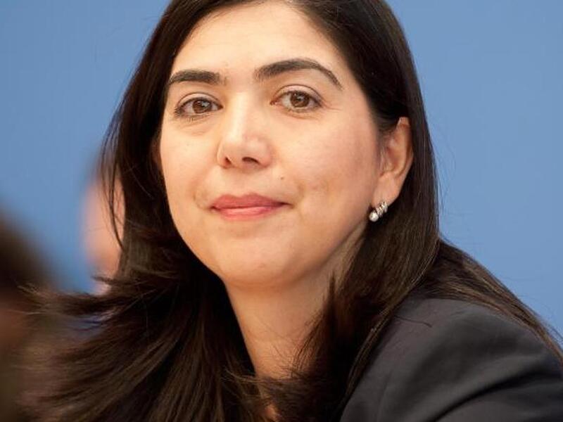 رشحت الحكومه الألمانيه لوزارة الشؤون الاجتماعية في ألمانيا "ايغول اوتسكان" وهي مسلمه من أصل تركي. وفور تسلمها منصبها طالبت بنزع الصلبان من صفوف المدارس الرسميه مؤكده أن الدستور الألماني يفرض علي المؤسسات الرسميه أن تكون محايده إزاء الأديان.