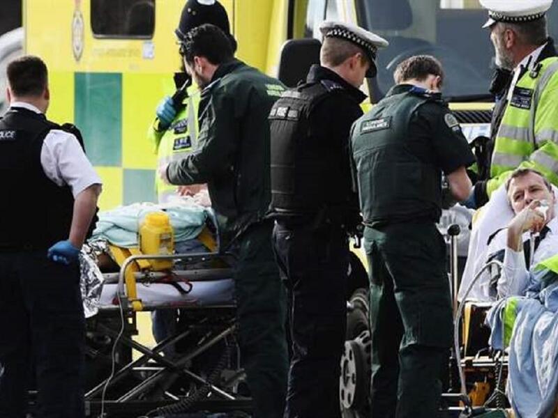 اصطدمت السيارة في السور الخارجي لمقر البرلمان، عبر المهاجم بسكين، البوابة الخارجية لباحة البرلمان وطعن شرطيًا قبل أن تطلق عليه الشرطة النار وترتديه قتيلا.
