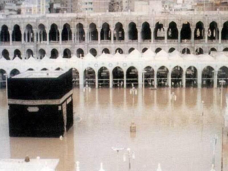 وبعيداً عن حوادث التدافع، فقد توفي 48 شخصاً في عام 2009 بفعل السيول والفيضانات من جراء هطول الأمطار الغزيرة في مكة المكرمة.