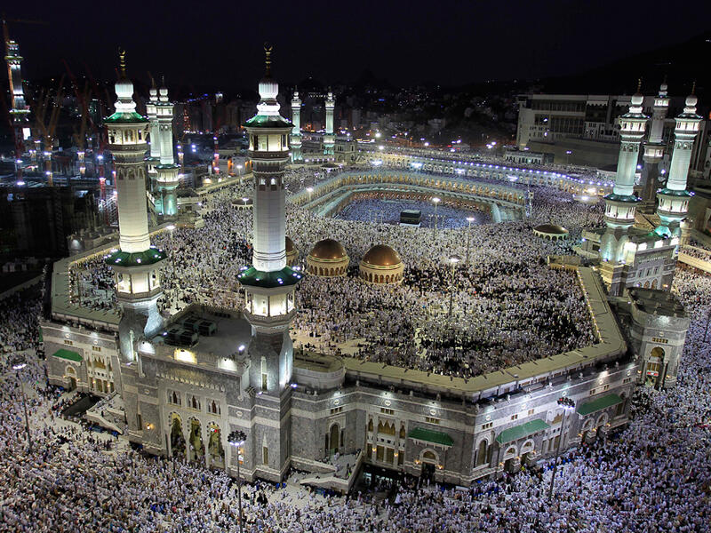 ينبغي للمسلم استغلال هذه اللحظات، بالاجتهاد في العبادات، والحرص على الطاعات، والإكثار من الدعاء والذكر والتلبية والاستغفار والتضرع وقراءة القرآن والصلاة على النبي صلى الله عليه وسلم فهذه وظيفة هذا اليوم، وهو معظم الحج ومطلوبه، فالحج عرفة.