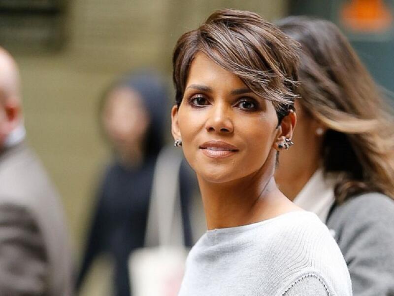 عانت الممثلة هالي باري من اكتئاب شديد، دفعها إلى محاولة الانتحار، لكنها تذكرت معاناة أمها في تربيتها عندما كانت طفلة، إذ اعتبرت أن محاولة انتحارها فعل أناني، الأمر الذي منعها من الإقدام على الانتحار لاحقاً.
