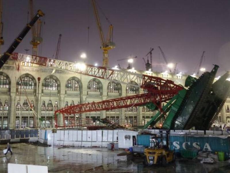 قتل 107 أشخاص وجرح 230 على الأقل بعدما سقطت رافعة ضخمة على الحرم المكي  في 12 سبتمبر/ أيلول 2015.وتبين ان رافعة ضخمة حمراء قد سقطت على سقف الحرم في وقت كان المسجد مكتظا فيه بالمصلين. وقيل إن الرياح الشديدة والأمطار كانا السبب في سقوط الرافعة الضخمة.