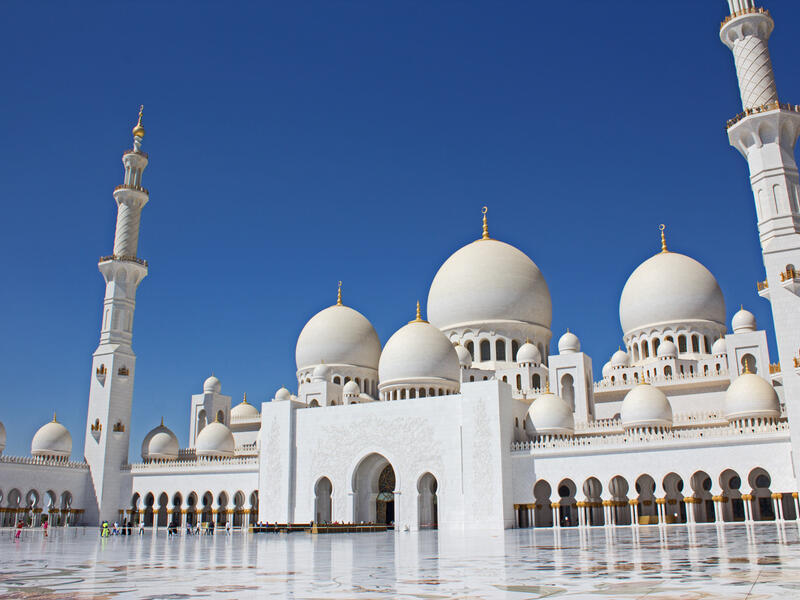 مسجد الشيخ زايد الكبير في أبوظبي يعد صرحًا إسلاميًا بارزًا في دولة الإمارات ويعرف محليا بالمسجد الكبير ويعد رابع أكبر مسجد في العالم من حيث المساحة الكلية وتقام فيه صلاة التراويح بحضور كبار القراء وعشرات الالاف من المصلين بالاضافة الى الافطار الجماعي.