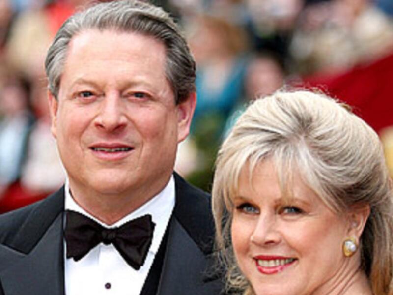 تيبر جور: زوجة نائب رئيس الولايات المتحدة الـ 45 في عهد بيل كلينتون، تمكنت من التغلب على الاكتئاب، وتقول: "عندما تصل إلى درجة أنك تضطر أن تحاول وتصلي وتدفع نفسك وتجبرها على الخروج من ذلك المأزق.. لقد فعلت ذلك وسعيت لطلب العون وتمكنت من التغلب على المرض".
