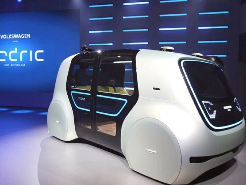 فولكسفاجن سيدريك: السيارة ذاتية القيادة، حيث تقوم بقيادة نفسها محملة بالركاب إلى أي مكان يشاؤون، لكن ليس بكبسة زر بل بالتحكم الصوتي التام.
