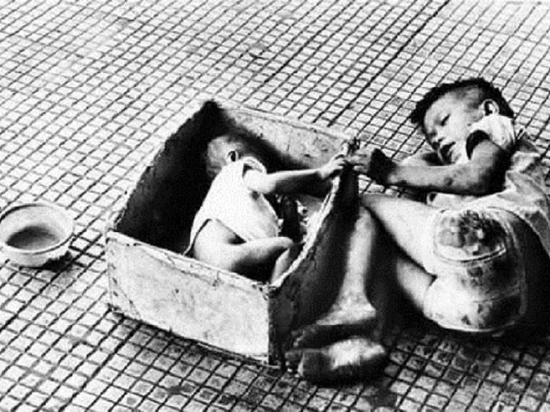 هزت صورة الطفلة الفيتنامية الرضيعة التي التُقطت أثناء حرب الولايات المتحدة على فيتنام وهي في صندوق مع شقيقها بعدما توفي والداهما الراي العالمي وقامت أمريكا بإرسال بعثة طبية لرعاية الأطفال في فيتنام، وذلك من أجل إرضاء الرأي العالمي الذي هاجم ممارسات أمريكا.