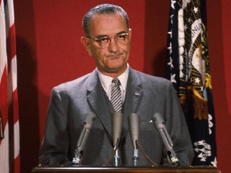 ليندون جونسون الرئيس السادس والثلاثون للولايات المتحدة (1963 - 1969) تم انتخابه كرئيس عام 1964 باكتساح. حيث ركز على صنع السلام. وكان معروفاً بشخصيته الاستبدادية ولوي ذراع الشخصيات السياسية القوية.