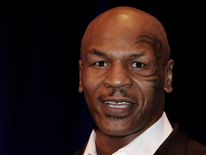 مايك تايسون Mike Tyson : بعد اعتقاله عام 1992 لاتهامه في قضية اغتصاب بدأ يستكشف الجوانب الروحانية خلال مكوثه في السجن وبدأ يهتم هناك بشكل كبير بالاسلام. وبعدها قام بزيارة إلى مكة كما تزوج من مسلمة وقال إن روح الاسلام غير حياته.