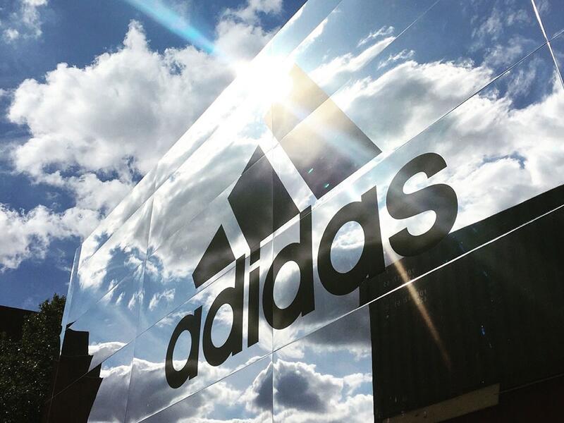 "أديداس  Adidas " استوُحي اسم شركة أديداس للمستلزمات الرياضية  المعروفة عالمياً من اسم مؤسسها Adolf Dossler. حيث تم الدمج بين حروف من اسمه “Adi,” وكنيته.