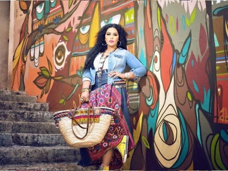 خضعت الفنانة الإماراتية أحلام، لجلسة تصوير خلال وجودها في فرنسا. الفنانة الإماراتية شاركت جمهورها بصور من الجلسة، على حسابها على انستجرام، والتي أبهرتهم فيها بإطلالة شبابية شبه غجرية.