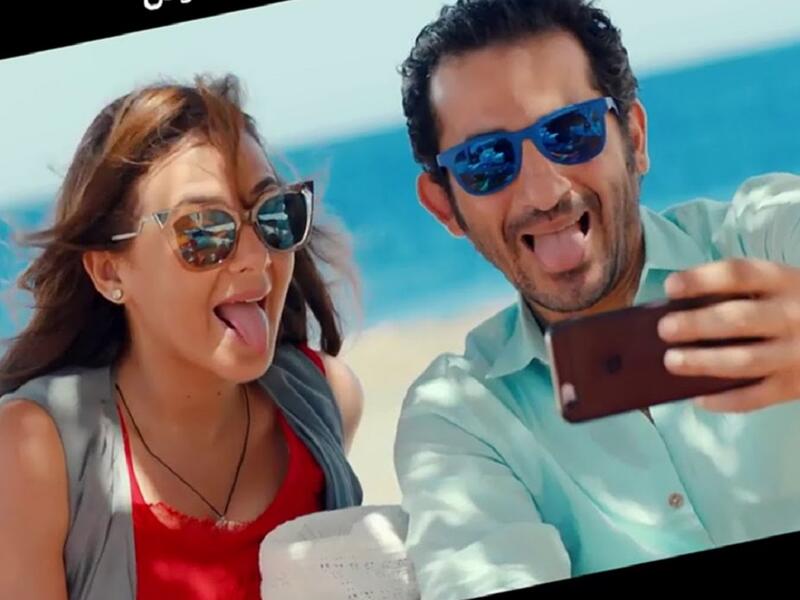 فيلم"لفّ ودوران" الذي تشاركه دنيا سمير غانم البطولة فيه، ظل محافظاً على تحقيقه إيرادات كبيرة بشكل شبه يومي خلال ايام عيد الأضحى، الفيلم لم يبتعد كثيراً عن خط كثير من أفلام الممثل الأميركي الكوميدي "آدم سالندر". 