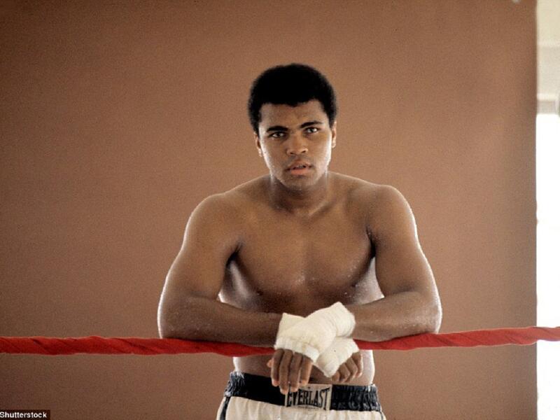 توفي محمد علي كلاي، الذي عانى من مرض باركنسون، أو الشلل الرعاش، لفترة طويلة، عن عمر ناهز 74 عاما.