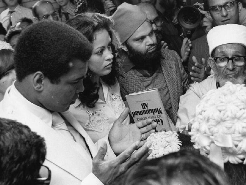 تزوج محمد علي أربع مرات ولديه سبع بنات وولدين، محمد علي التقى زوجته الأولى نادلة الكوكتيل صونجي روى وتزوجا في 1964. وكانت إعتراضات روى على آداب الإسلام في ملابس المرأة ساهمت في إنهيار هذا الزواج، وقد تم الطلاق في 10 يناير 1966. 