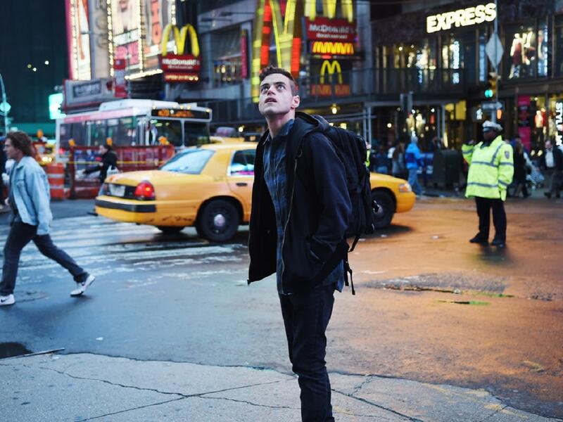 لعب رامي مالك دور إليوت آلدرسن في مسلسل السيد روبوت عام 2015. حيث تدور احداث المسلسل حول شخصية إليوت التي يؤديها مالك، والشخصية تعاني من الانطواء ومن مشاكل في التواصل مع الآخرين غير أن لدى الشخصية قدرات على استخدام التكنولوجيا والقرصنة