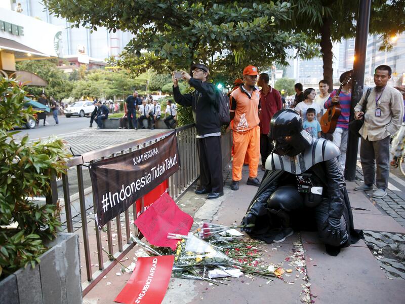 “داعش” تصل إلى جاكرتا" تعرضت العاصمة الإندونيسية جاكرتا 14 يناير/كانون الثاني 2016، لسلسلة تفجيرات أدت إلى مقتل 8 أشخاص من بينهم شرطي وإصابة آخرين، قرب مكتب للأمم المتحدة وأماكن أخرى مختلفة. وأعلن تنظيم الدولة الإسلامية “داعش” بعدها تبنيه لتلك التفجيرات.