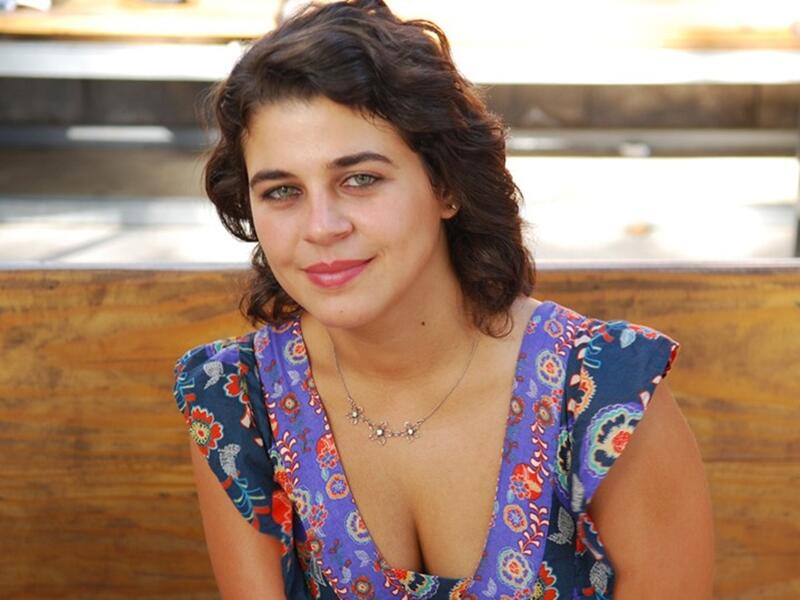 عرفت الممثلة المصرية الشابة منى هلا بحبها لاثارة الجدل من حولها، وخصوصاً على حسابها الخاص على الانستغرام، اذ أنها دائماً ما تستفز جمهورها بصور جريئة لها، وتعترف بأنها تقيم مع صديقها في كاليفورنيا وتنشر العديد من الصور الجريئة التي تجمعها به.