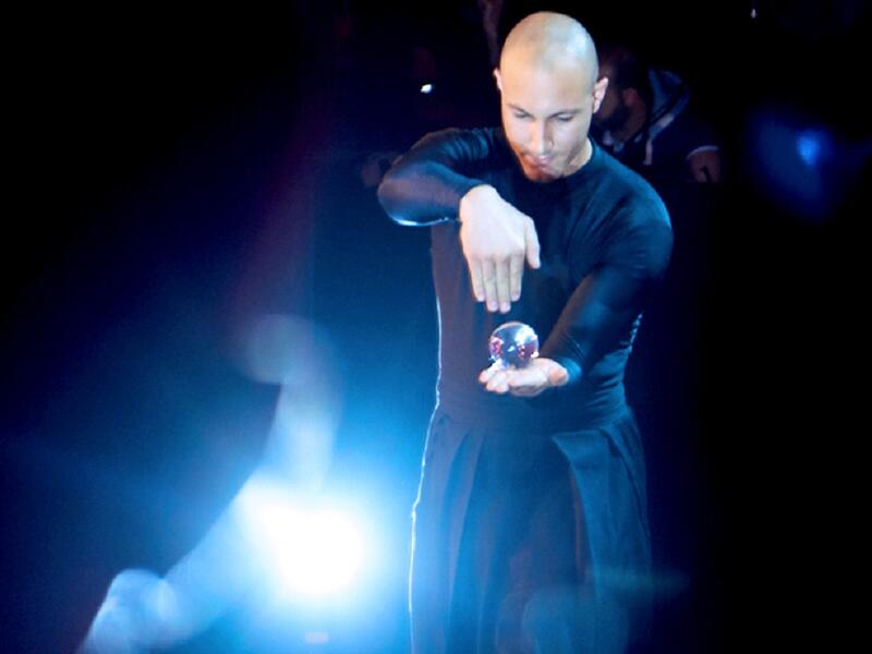  أذهل سيموني العاني من العراق أعضاء لجنة التحكيم بعرضٍ مميّز يحرّك فيه الكريات الزجاجيّة بشكلٍ مُلفت