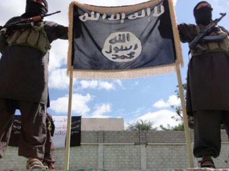 يمارس أعضاء التنظيم الاتجار بالأعضاء البشرية في السوق السوداء العالمية، معتمدين على جراحين "مستوردين" من الدول الخارجية. أما الأعضاء فتؤخذ من المسلحين القتلى أو من أجساد الأسرى والمخطوفين الأحياء،بمن فيهم الأطفال من الأقليات القومية في سوريا والعراق.