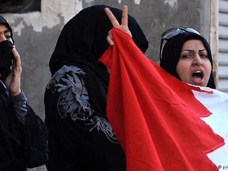 أما أفضل دولة عربياً لعمل المرأة فهي البحرين، والتي تتميز بأعلى نسبة مساواة في الدخل بين الجنسين، وتليها قطر، والإمارات.