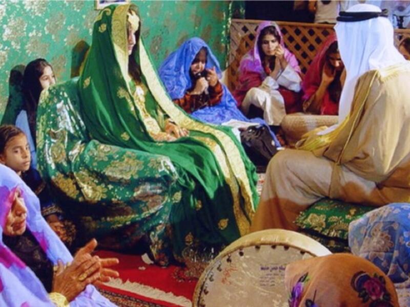 البحرين: مع بداية مراسم الزفاف في البحرين، تحضر الداية وعاءً من الفخار وتضعه وسط باحة المنزل ويجلس العروسان متقابلين ويضعان قدميهما في الوعاء بحيث يتلامس إبهام كل واحد بإبهام الآخر، بينما يقوم العريس برمي قطع نقدية في الوعاء.