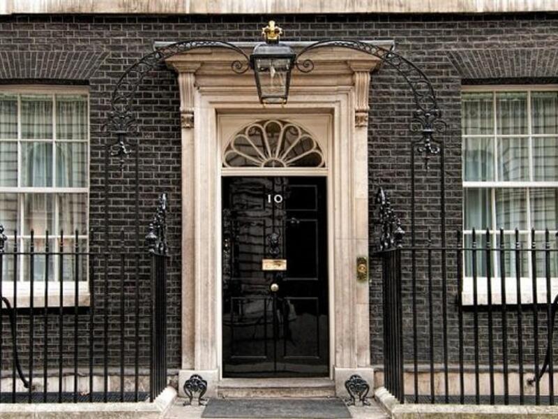 10 داوننغ ستريت : يقع وسط لندن وهو مقر الإقامة الرسمية ومكتب رئيس وزراء بريطانيا، يقع قريباً من بيوت البرلمان وسط مدينة لندن، تم بناؤه عام 1682. ومع أنه يبدو كأي منزل آخر في الشارع إلا أن الدخول أصلا إلى شارع دونينغ لا يسمح به إلا بعد تحقيق بوليسي.