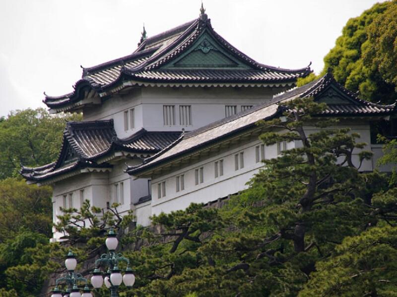 القصر الإمبراطوري: يقع في اليابان وهو مقر الإقامة الرسمي لإمبراطور اليابان. يقع القصر في حي تشيودا بطوكيو ويتكون من مجموعة من الحدائق والمباني وتبلغ المساحة الجملية للقصر، باحتساب الحدائق، 7,41 كم².