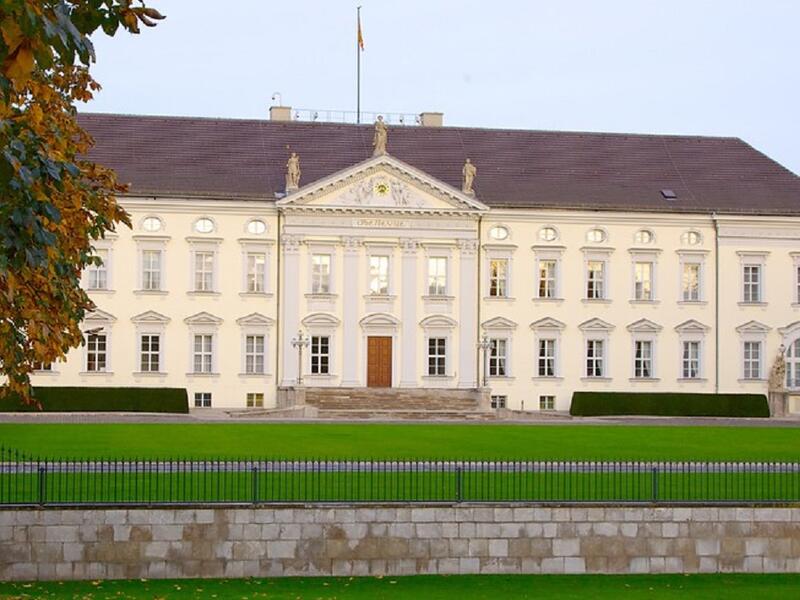 قصر بيلفو: يقع  في ألمانيا وهو مقر إقامة الرئيس الألماني منذ 1994، قصر على الطراز الكلاسيكي الجديد.