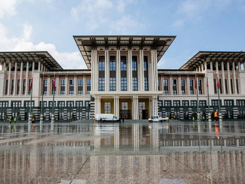 القصر الأبيض:  يقع القصر في منطقة بشتبيه في العاصمة التركية أنقرة. وافتتح رسميا من قبل الرئيس رجب طيب أردوغان في 29 أكتوبر 2014. وقد بلغت كلفة بنائه 491 مليون يورو.