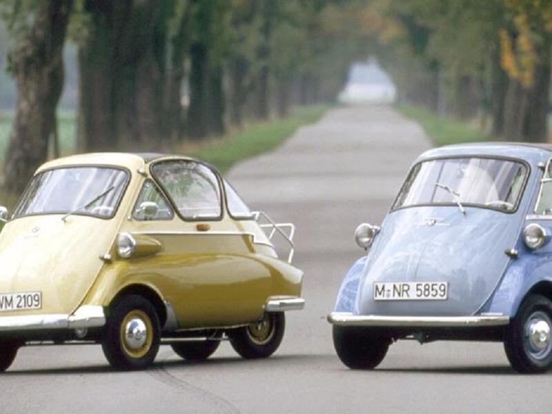 إيزيتا BMW: أطلق عليها اسم السيارة الفقاعة لأنها متناهية في الصغر، من تصميم إيطالي صنعت بترخيص في عدد من الدول، في عام 1955 أصبحت أول سيارة بالعالم من فئة الإنتاج الضخم يقتصر استهلاكها في الوقود على 3 لترات لكل مئة كيلومتر.
